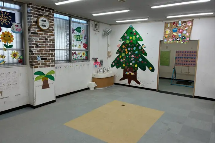 大きな木の飾りがあるちゃまの活動室