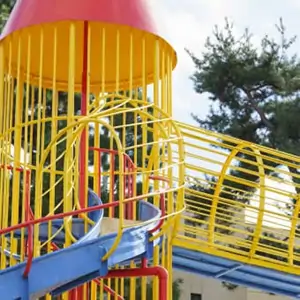 屋外の公園にある大型遊具