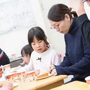 昼食をとる子どもとスタッフ