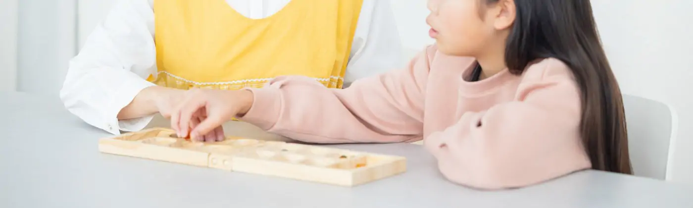 先生と一緒に過ごす女の子